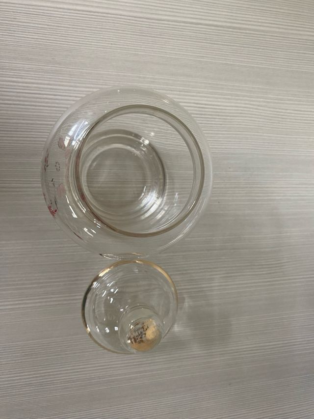 Vasetto in vetro con coperchio decorato