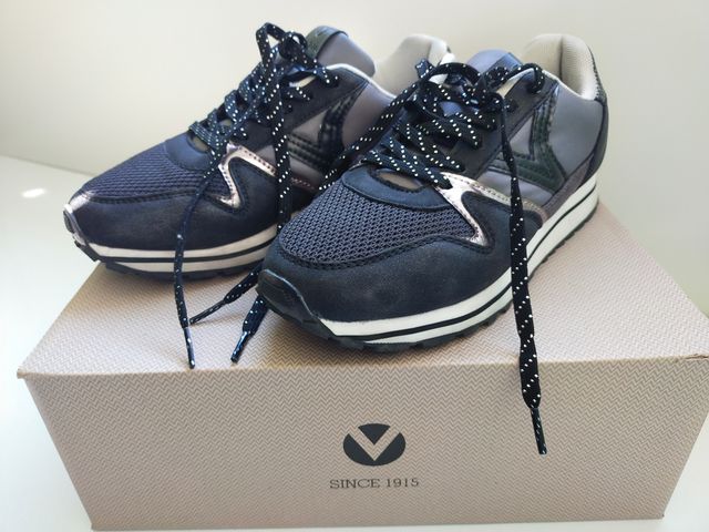 Zapatillas Victoria Negras y Grises