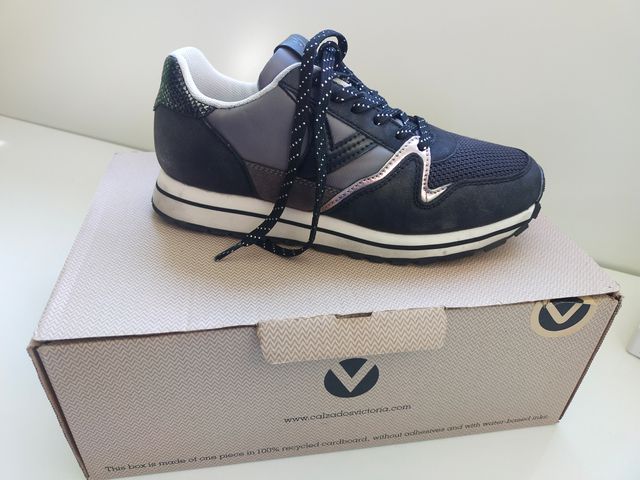 Zapatillas Victoria Negras y Grises