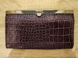Bolso de mano morado con diseño cocodrilo