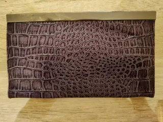 Bolso de mano morado con diseño cocodrilo