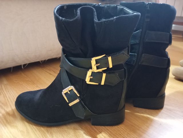 Botas negras con cuña oculta T.39