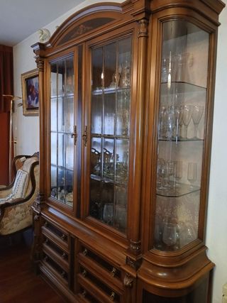 Vitrina de madera y cristal