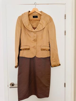 Conjunto chaqueta y falda beige y marrón