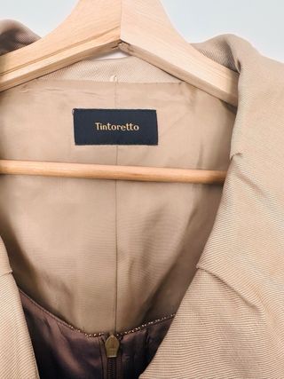 Conjunto chaqueta y falda beige y marrón