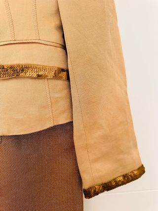 Conjunto chaqueta y falda beige y marrón