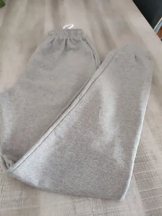 Pantalón de chándal gris con bolsillos