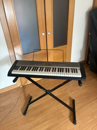 Piano Casio LK-120 con soporte