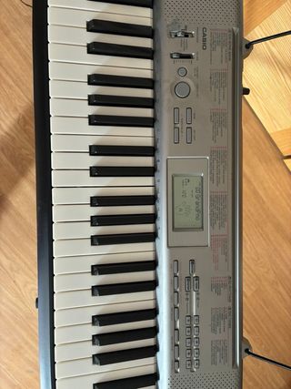 Piano Casio LK-120 con soporte