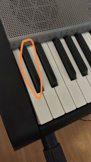 Piano Casio LK-120 con soporte