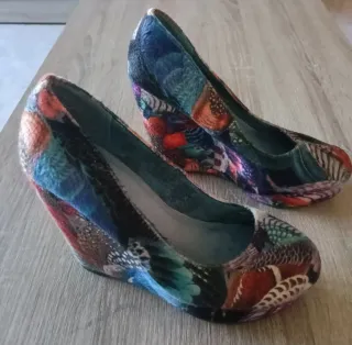 Zapatos de tacón Desigual multicolor