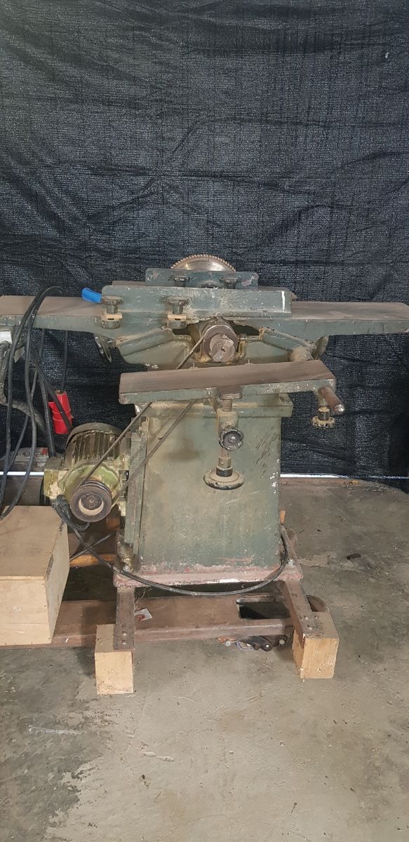 Máquina de carpintería. Disco, cepillo y tupi