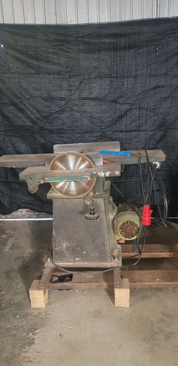 Máquina de carpintería. Disco, cepillo y tupi