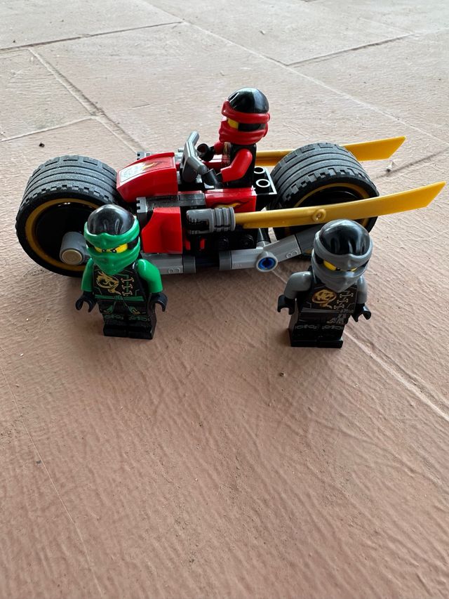 Lego Ninjago Moto Roja y Figuras