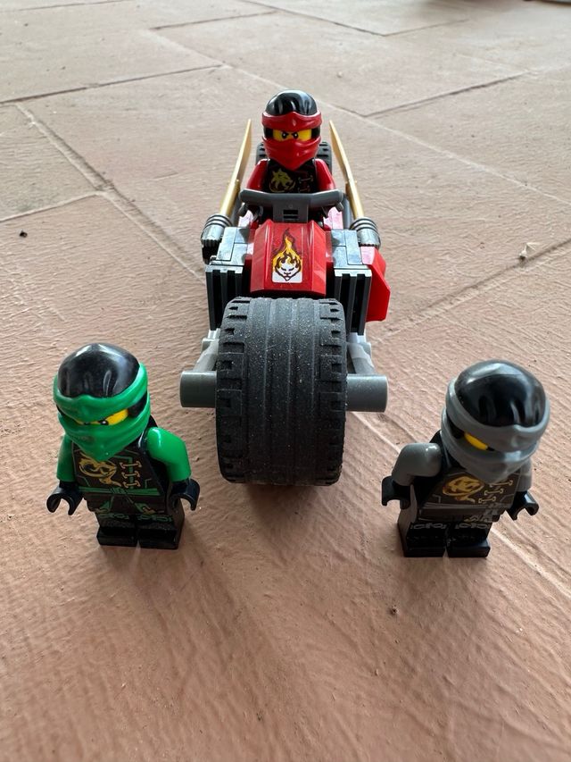 Lego Ninjago Moto Roja y Figuras