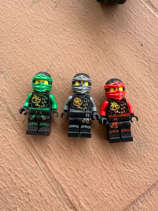 Lego Ninjago Moto Roja y Figuras