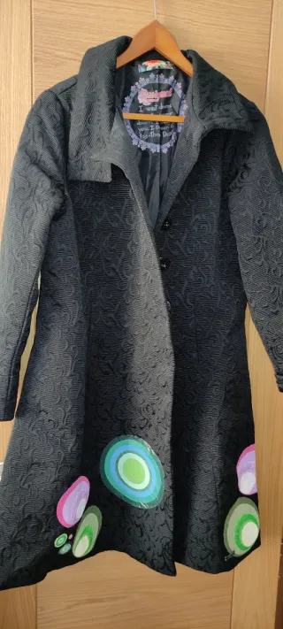 Chaquetón Largo Desigual Negro con Estampado Multi