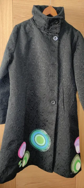 Chaquetón Largo Desigual Negro con Estampado Multi