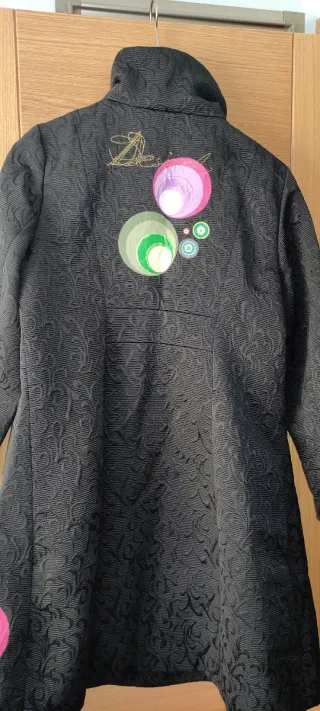 Chaquetón Largo Desigual Negro con Estampado Multi