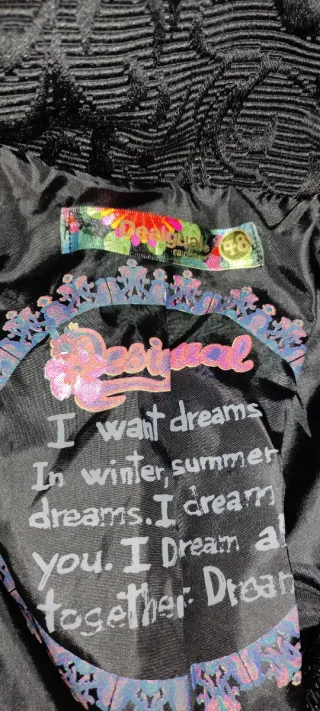 Chaquetón Largo Desigual Negro con Estampado Multi