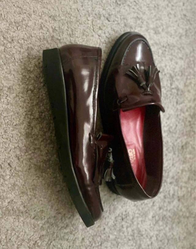 Mocasines burdeos con flecos. Muy buen estado.