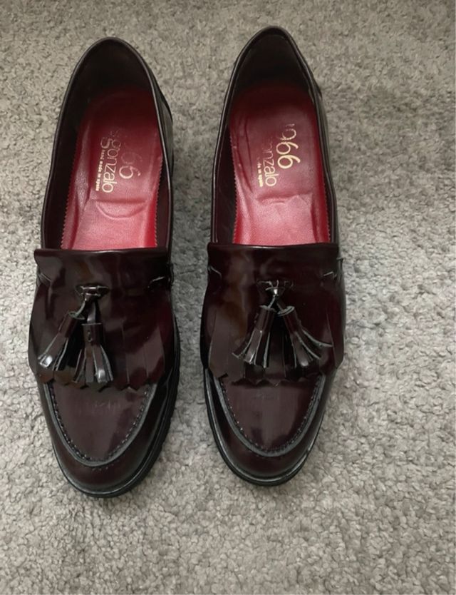 Mocasines burdeos con flecos. Muy buen estado.