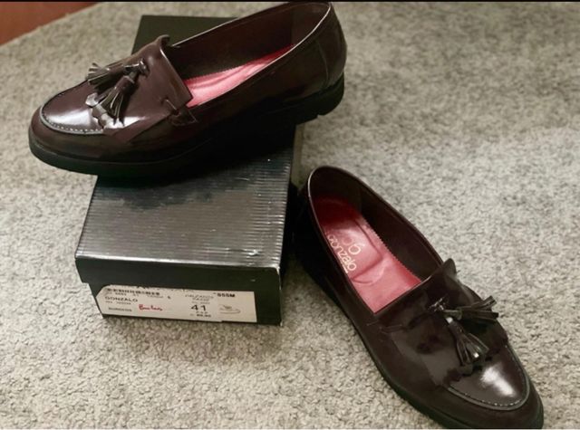 Mocasines burdeos con flecos. Muy buen estado.