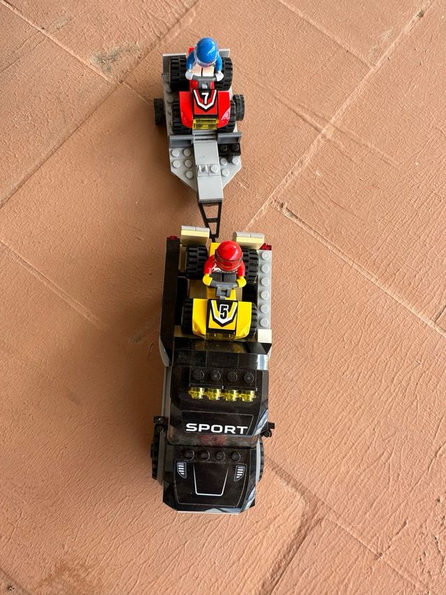 Lego Camión Deportivo con Remolque y Buggies