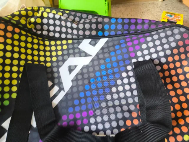 Bolso deportivo con diseño de puntos