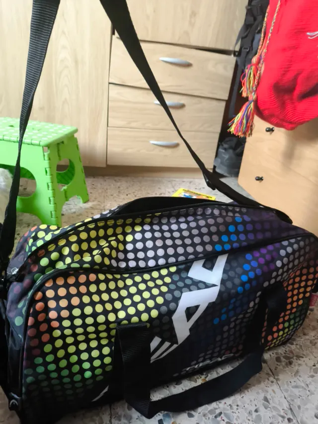 Bolso deportivo con diseño de puntos