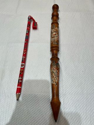 2 matite in legno decorate