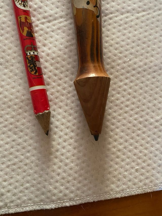 2 matite in legno decorate