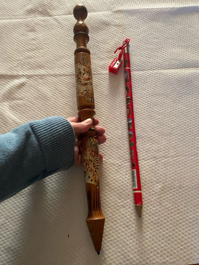 2 matite in legno decorate