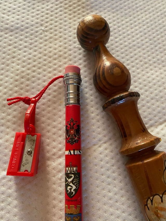 2 matite in legno decorate