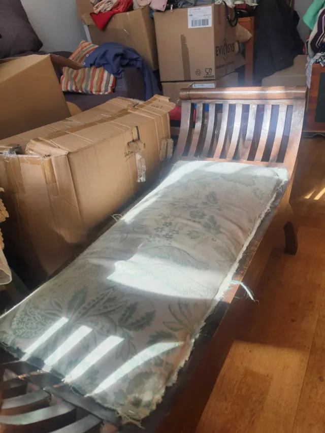 Banquillo antiguo de madera