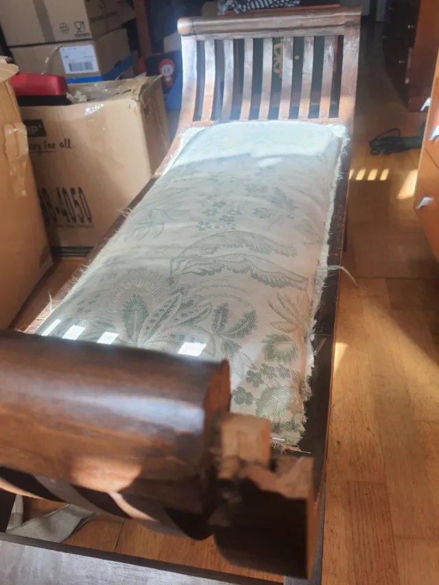 Banquillo antiguo de madera