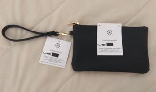 Monedero Negro con Cargador Portátil