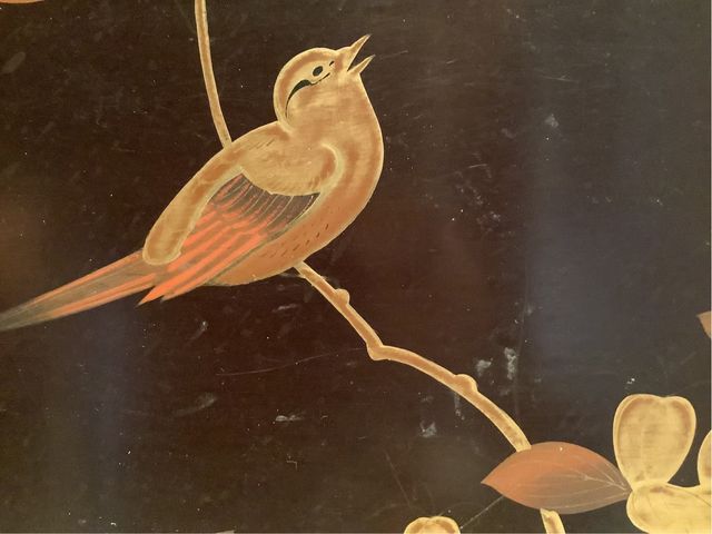 Antigua bandeja china lacada con pájaro y flores.