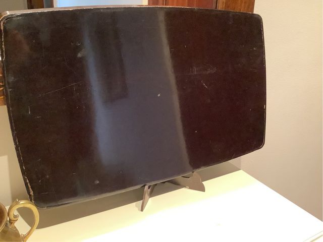 Antigua bandeja china lacada con pájaro y flores.