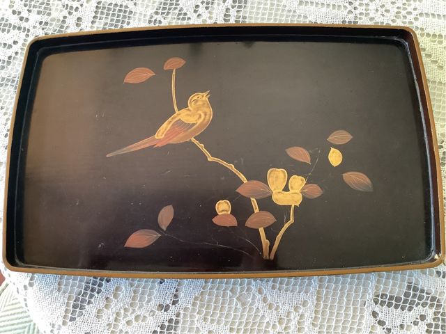 Antigua bandeja china lacada con pájaro y flores.