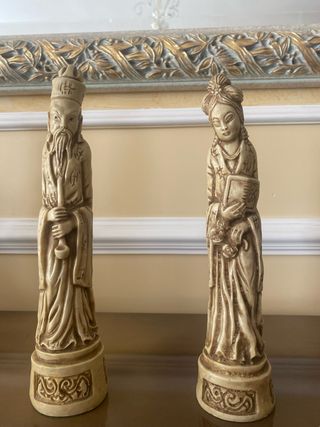 Figure cinesi stilizzate beige