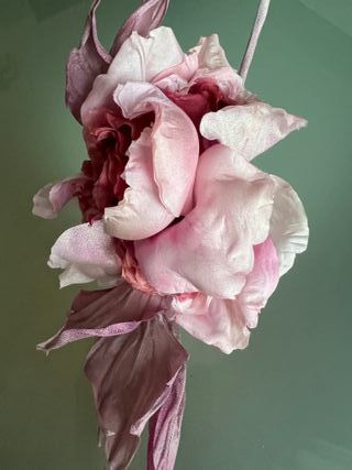 Spilla-broche rosa in seta