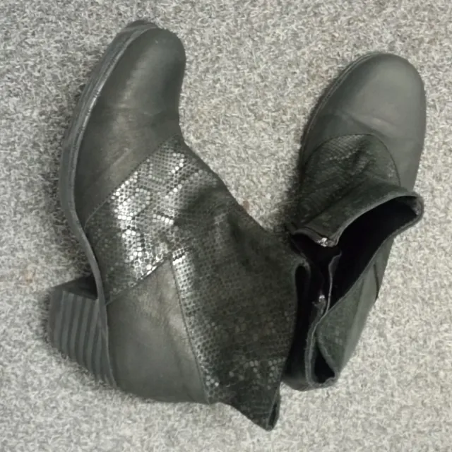 Botas negras y plateadas