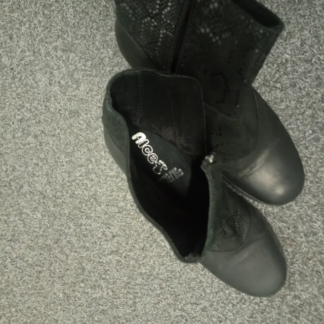 Botas negras y plateadas