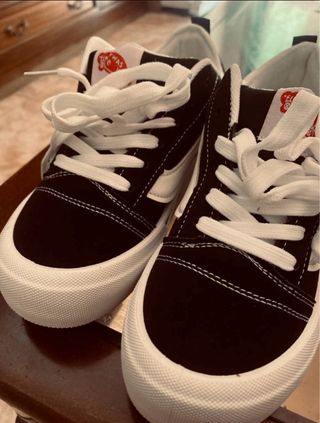 ~Zapatillas Vans Knu Skool Negras y Blancas~