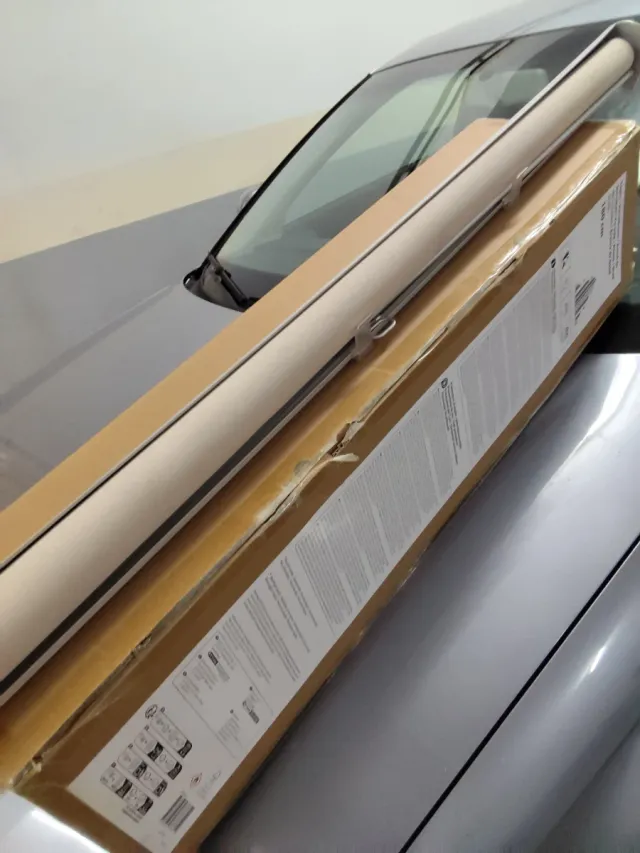 Cortina enrollable beige y gris