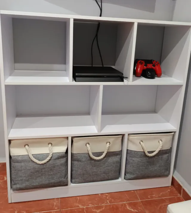 Estantería blanca con cubos y cestas