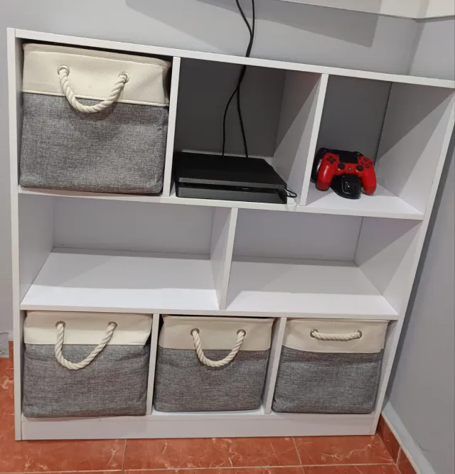 Estantería blanca con cubos y cestas