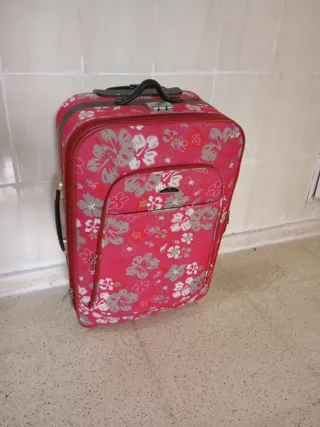 Maleta de viaje rosa con flores