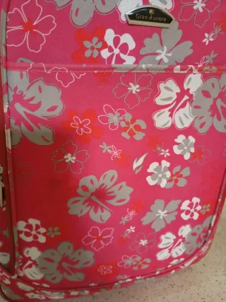 Maleta de viaje rosa con flores